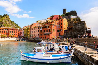 Vernazza, İtalya - 5 Mayıs 2016: Vernazza'nın güzel rivierası (Vulnetia), İtalya'nın Liguria eyaletinin La Spezia eyaletinde yer alan küçük bir kasaba. Cinque Terre, Unesco Dünya Mirası Listesi'ndeki topraklardan biri.