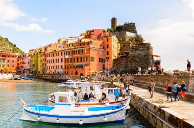 Vernazza, İtalya - 5 Mayıs 2016: Vernazza'nın güzel rivierası (Vulnetia), İtalya'nın Liguria eyaletinin La Spezia eyaletinde yer alan küçük bir kasaba. Cinque Terre, Unesco Dünya Mirası Listesi'ndeki topraklardan biri.