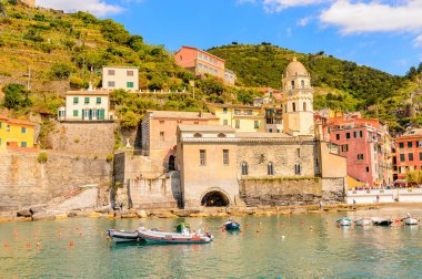Vernazza, İtalya - 5 Mayıs 2016: Vernazza'nın güzel rivierası (Vulnetia), İtalya'nın Liguria eyaletinin La Spezia eyaletinde yer alan küçük bir kasaba. Cinque Terre, Unesco Dünya Mirası Listesi'ndeki topraklardan biri.