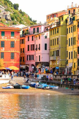 Vernazza, İtalya - 5 Mayıs 2016: İtalya'nın Liguria eyaletinin La Spezia eyaletinde küçük bir kasaba olan Vernazza'nın (Vulnetia) beatiful görünümü. Unesco Dünya Mirası Listesi'ndeki Cinque Terre topraklarından biri.