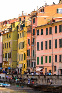 Vernazza, İtalya - 5 Mayıs 2016: İtalya'nın Liguria eyaletinin La Spezia eyaletinde küçük bir kasaba olan Vernazza'nın (Vulnetia) beatiful görünümü. Unesco Dünya Mirası Listesi'ndeki Cinque Terre topraklarından biri.