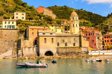 Vernazza, İtalya - 5 Mayıs 2016: Vernazza'nın güzel rivierası (Vulnetia), İtalya'nın Liguria eyaletinin La Spezia eyaletinde yer alan küçük bir kasaba. Cinque Terre, Unesco Dünya Mirası Listesi'ndeki topraklardan biri.