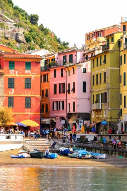 Vernazza, İtalya - 5 Mayıs 2016: İtalya'nın Liguria eyaletinin La Spezia eyaletinde küçük bir kasaba olan Vernazza'nın (Vulnetia) beatiful görünümü. Unesco Dünya Mirası Listesi'ndeki Cinque Terre topraklarından biri.