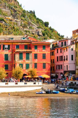 Vernazza, İtalya - 5 Mayıs 2016: İtalya'nın Liguria eyaletinin La Spezia eyaletinde küçük bir kasaba olan Vernazza'nın (Vulnetia) beatiful görünümü. Unesco Dünya Mirası Listesi'ndeki Cinque Terre topraklarından biri.