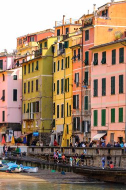 Vernazza, İtalya - 5 Mayıs 2016: İtalya'nın Liguria eyaletinin La Spezia eyaletinde küçük bir kasaba olan Vernazza'nın (Vulnetia) beatiful görünümü. Unesco Dünya Mirası Listesi'ndeki Cinque Terre topraklarından biri.