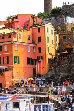 Vernazza, İtalya - 5 Mayıs 2016: İtalya'nın Liguria eyaletinin La Spezia eyaletinde küçük bir kasaba olan Vernazza'nın (Vulnetia) beatiful görünümü. Unesco Dünya Mirası Listesi'ndeki Cinque Terre topraklarından biri.