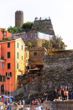 Vernazza, İtalya - 5 Mayıs 2016: Vernazza Kulesi (Vulnetia), İtalya'nın Liguria eyaletinin La Spezia eyaletinde yer alan küçük bir kasaba. Unesco Dünya Mirası Listesi'ndeki Cinque Terre topraklarından biri.