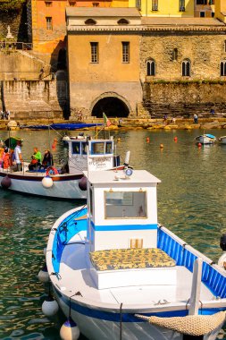 Vernazza, İtalya - 5 Mayıs 2016: Vernazza'nın güzel rivierası (Vulnetia), İtalya'nın Liguria eyaletinin La Spezia eyaletinde yer alan küçük bir kasaba. Cinque Terre, Unesco Dünya Mirası Listesi'ndeki topraklardan biri.