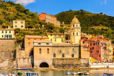 Vernazza, İtalya - 5 Mayıs 2016: Vernazza'nın güzel rivierası (Vulnetia), İtalya'nın Liguria eyaletinin La Spezia eyaletinde yer alan küçük bir kasaba. Cinque Terre, Unesco Dünya Mirası Listesi'ndeki topraklardan biri.