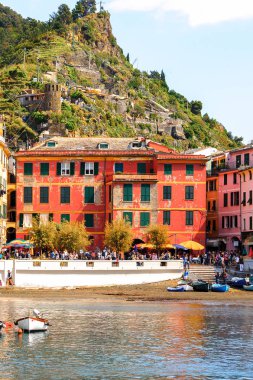 Vernazza, İtalya - 5 Mayıs 2016: Vernazza (Vulnetia), İtalya'nın Liguria eyaletinin La Spezia eyaletinde yer alan küçük bir kasaba. Unesco Dünya Mirası Listesi'ndeki Cinque Terre topraklarından biri.