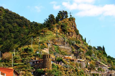 Vernazza, İtalya - 5 Mayıs 2016: Vernazza (Vulnetia), İtalya'nın Liguria eyaletinin La Spezia eyaletinde yer alan küçük bir kasaba. Unesco Dünya Mirası Listesi'ndeki Cinque Terre topraklarından biri.