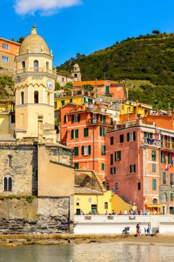 Vernazza, İtalya - 5 Mayıs 2016: Riviera meydanı Vernazza (Vulnetia), La Spezia, Liguria, İtalya'nın renkli binaları. Cinque Terre, Unesco Dünya Mirası Listesi'ndeki topraklardan biri.