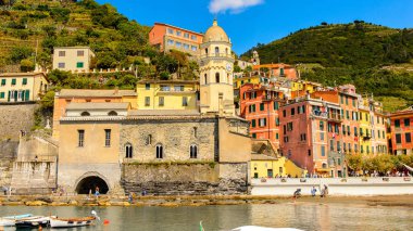 Vernazza, İtalya - 5 Mayıs 2016: Riviera meydanı Vernazza (Vulnetia), La Spezia, Liguria, İtalya'nın renkli binaları. Cinque Terre, Unesco Dünya Mirası Listesi'ndeki topraklardan biri.