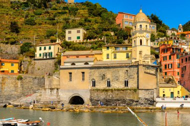 Vernazza, İtalya - 5 Mayıs 2016: Riviera meydanı Vernazza (Vulnetia), La Spezia, Liguria, İtalya'nın renkli binaları. Cinque Terre, Unesco Dünya Mirası Listesi'ndeki topraklardan biri.