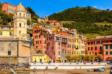 Vernazza, İtalya - 5 Mayıs 2016: Riviera meydanı Vernazza (Vulnetia), La Spezia, Liguria, İtalya'nın renkli binaları. Cinque Terre, Unesco Dünya Mirası Listesi'ndeki topraklardan biri.