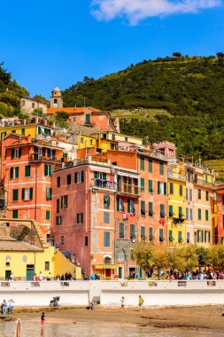 Vernazza, İtalya - 5 Mayıs 2016: Riviera meydanı Vernazza (Vulnetia), La Spezia, Liguria, İtalya'nın renkli binaları. Cinque Terre, Unesco Dünya Mirası Listesi'ndeki topraklardan biri.