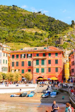 Vernazza, İtalya - 5 Mayıs 2016: Riviera meydanı Vernazza (Vulnetia), La Spezia, Liguria, İtalya'nın renkli binaları. Cinque Terre, Unesco Dünya Mirası Listesi'ndeki topraklardan biri.