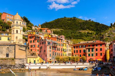 Vernazza, İtalya - 5 Mayıs 2016: Riviera meydanı Vernazza (Vulnetia), La Spezia, Liguria, İtalya'nın renkli binaları. Cinque Terre, Unesco Dünya Mirası Listesi'ndeki topraklardan biri.