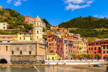 Vernazza, İtalya - 5 Mayıs 2016: Riviera meydanı Vernazza (Vulnetia), La Spezia, Liguria, İtalya'nın renkli binaları. Cinque Terre, Unesco Dünya Mirası Listesi'ndeki topraklardan biri.
