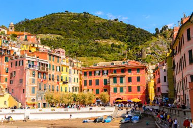 Vernazza, İtalya - 5 Mayıs 2016: Riviera meydanı Vernazza (Vulnetia), La Spezia, Liguria, İtalya'nın renkli binaları. Cinque Terre, Unesco Dünya Mirası Listesi'ndeki topraklardan biri.