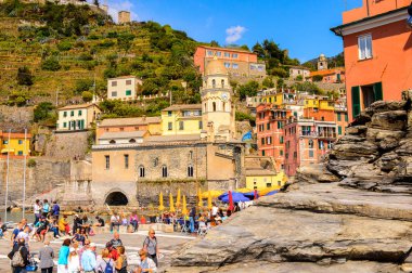 Vernazza, İtalya - 5 Mayıs 2016: Riviera meydanı Vernazza (Vulnetia), La Spezia, Liguria, İtalya'nın renkli binaları. Cinque Terre, Unesco Dünya Mirası Listesi'ndeki topraklardan biri.