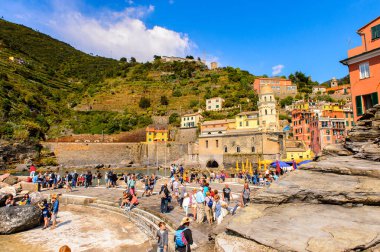 Vernazza, İtalya - 5 Mayıs 2016: Riviera meydanı Vernazza (Vulnetia), La Spezia, Liguria, İtalya'nın renkli binaları. Cinque Terre, Unesco Dünya Mirası Listesi'ndeki topraklardan biri.