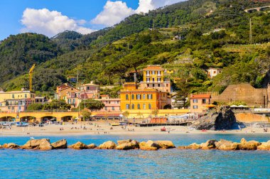 Monterosso, İtalya - 5 Mayıs 2016: Monterosso al Mare Panoraması, La Spezia, Liguria, İtalya. Unesco Dünya Mirası Listesi'ndeki Cinque Terre topraklarından biri.