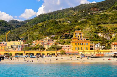 Monterosso, İtalya - 5 Mayıs 2016: Monterosso al Mare Panoraması, La Spezia, Liguria, İtalya. Unesco Dünya Mirası Listesi'ndeki Cinque Terre topraklarından biri.