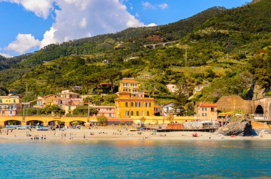 Monterosso, İtalya - 5 Mayıs 2016: Monterosso al Mare Panoraması, La Spezia, Liguria, İtalya. Unesco Dünya Mirası Listesi'ndeki Cinque Terre topraklarından biri.