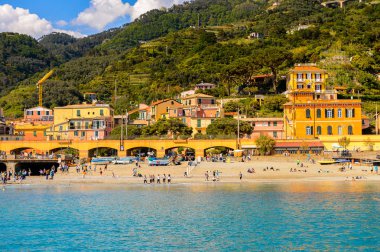 Monterosso, İtalya - 5 Mayıs 2016: Monterosso al Mare Panoraması, La Spezia, Liguria, İtalya. Unesco Dünya Mirası Listesi'ndeki Cinque Terre topraklarından biri.
