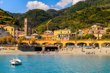 Monterosso, İtalya - 5 Mayıs 2016: Monterosso al Mare Panoraması, La Spezia, Liguria, İtalya. Unesco Dünya Mirası Listesi'ndeki Cinque Terre topraklarından biri.