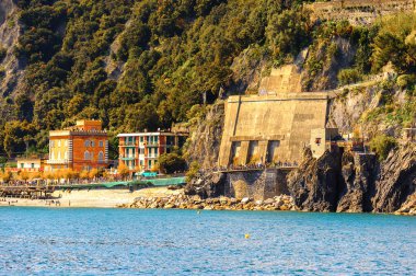 Monterosso, İtalya - 5 Mayıs 2016: Monterosso al Mare, La Spezia eyaletinde küçük bir kasaba, Liguria, İtalya. Unesco Dünya Mirası Listesi'ndeki Cinque Terre topraklarından biri.