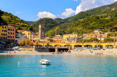 Monterosso, İtalya - 5 Mayıs 2016: Monterosso al Mare Panoraması, La Spezia, Liguria, İtalya. Unesco Dünya Mirası Listesi'ndeki Cinque Terre topraklarından biri.