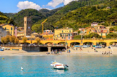 Monterosso, İtalya - 5 Mayıs 2016: Monterosso al Mare Panoraması, La Spezia, Liguria, İtalya. Unesco Dünya Mirası Listesi'ndeki Cinque Terre topraklarından biri.