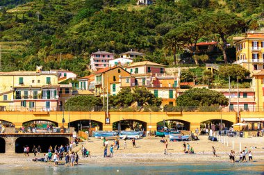 Monterosso, İtalya - 5 Mayıs 2016: Monterosso al Mare, La Spezia eyaletinde küçük bir kasaba, Liguria, İtalya. Unesco Dünya Mirası Listesi'ndeki Cinque Terre topraklarından biri.