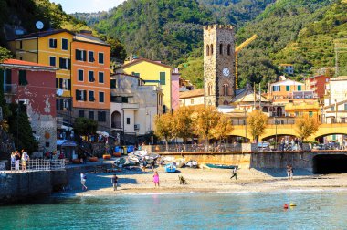 Monterosso, İtalya - 5 Mayıs 2016: Monterosso al Mare, La Spezia eyaletinde küçük bir kasaba, Liguria, İtalya. Unesco Dünya Mirası Listesi'ndeki Cinque Terre topraklarından biri.