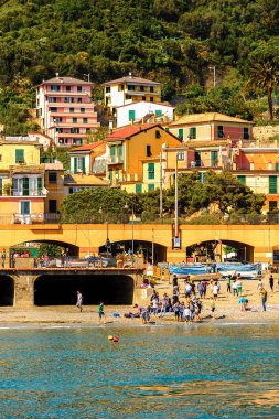 Monterosso, İtalya - 5 Mayıs 2016: Monterosso al Mare, La Spezia eyaletinde küçük bir kasaba, Liguria, İtalya. Unesco Dünya Mirası Listesi'ndeki Cinque Terre topraklarından biri.