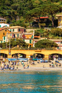Monterosso, İtalya - 5 Mayıs 2016: Monterosso al Mare, La Spezia eyaletinde küçük bir kasaba, Liguria, İtalya. Unesco Dünya Mirası Listesi'ndeki Cinque Terre topraklarından biri.