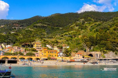 Monterosso, İtalya - 5 Mayıs 2016: Monterosso al Mare Panoraması, La Spezia, Liguria, İtalya. Unesco Dünya Mirası Listesi'ndeki Cinque Terre topraklarından biri.