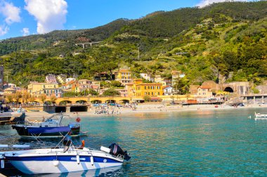 Monterosso, İtalya - 5 Mayıs 2016: Turistler, İtalya'nın Liguria eyaletinin La Spezia eyaletinde küçük bir kasaba olan Monterosso al Mare'yi ziyaret ediyor. Unesco Dünya Mirası Listesi'ndeki Cinque Terre topraklarından biri.