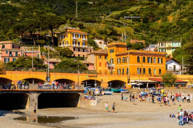 Monterosso, İtalya - 5 Mayıs 2016: Monterosso al Mare, La Spezia eyaletinde küçük bir kasaba, Liguria, İtalya. Unesco Dünya Mirası Listesi'ndeki Cinque Terre topraklarından biri.