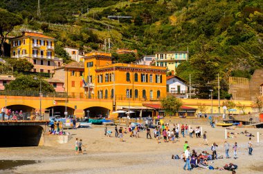 Monterosso, İtalya - 5 Mayıs 2016: Monterosso al Mare Panoraması, La Spezia, Liguria, İtalya. Unesco Dünya Mirası Listesi'ndeki Cinque Terre topraklarından biri.