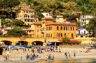 Monterosso, İtalya - 5 Mayıs 2016: Monterosso al Mare, La Spezia eyaletinde küçük bir kasaba, Liguria, İtalya. Unesco Dünya Mirası Listesi'ndeki Cinque Terre topraklarından biri.