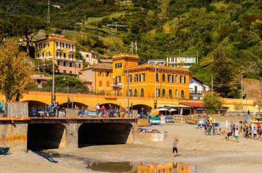 Monterosso, İtalya - 5 Mayıs 2016: Monterosso al Mare, La Spezia eyaletinde küçük bir kasaba, Liguria, İtalya. Unesco Dünya Mirası Listesi'ndeki Cinque Terre topraklarından biri.
