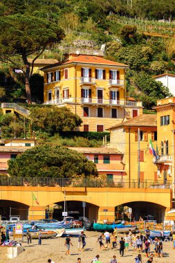 Monterosso, İtalya - 5 Mayıs 2016: Monterosso al Mare, La Spezia eyaletinde küçük bir kasaba, Liguria, İtalya. Unesco Dünya Mirası Listesi'ndeki Cinque Terre topraklarından biri.