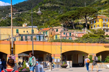 Monterosso, İtalya - 5 Mayıs 2016: Monterosso al Mare, La Spezia eyaletinde küçük bir kasaba, Liguria, İtalya. Unesco Dünya Mirası Listesi'ndeki Cinque Terre topraklarından biri.