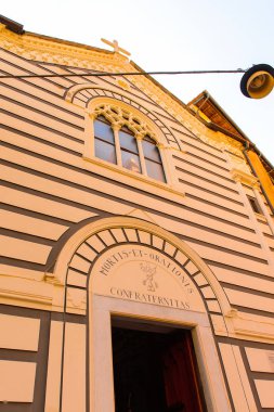 Monterosso, İtalya - 5 Mayıs 2016: Monterosso al Mare Kilisesi, İtalya'nın Liguria eyaletinin La Spezia eyaletinde küçük bir kasaba. Unesco Dünya Mirası Listesi'ndeki Cinque Terre topraklarından biri.