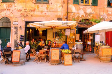 Monterosso, İtalya - 5 Mayıs 2016: La Spezia, Liguria, İtalya eyaletinde küçük bir kasaba olan Monterosso al Mare'nin restoranları. Unesco Dünya Mirası Listesi'ndeki Cinque Terre topraklarından biri.