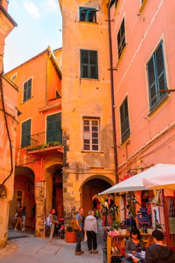 Monterosso, İtalya - 5 Mayıs 2016: La Spezia, Liguria, İtalya eyaletinde küçük bir kasaba olan Monterosso al Mare'nin restoranları. Unesco Dünya Mirası Listesi'ndeki Cinque Terre topraklarından biri.