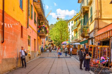 Monterosso, İtalya - 5 Mayıs 2016: La Spezia, Liguria, İtalya eyaletinde küçük bir kasaba olan Monterosso al Mare'nin restoranları. Unesco Dünya Mirası Listesi'ndeki Cinque Terre topraklarından biri.